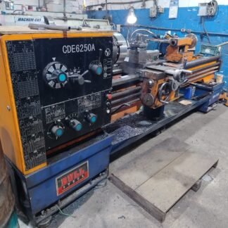 TORNO MECÂNICO BULL STEEL CDE6250A COM SISTEMA JOYSTICK DE EIXOS